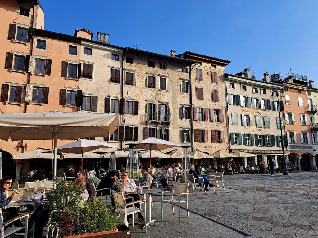 Udie, Piazza Giacomo Metteotti